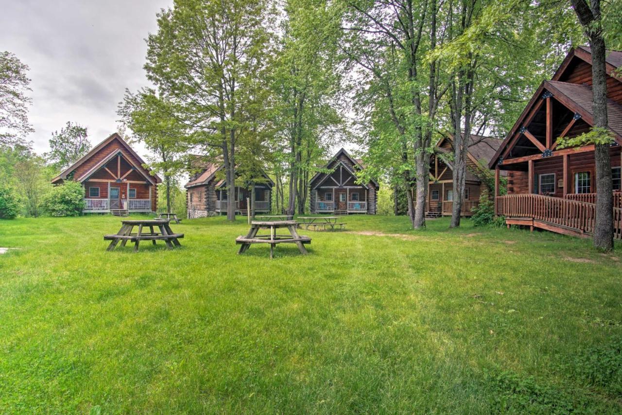 Cozy Retreat With Porch And Double Jj Resort Access! Rothbury エクステリア 写真